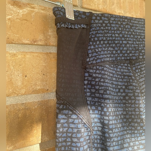 Lululemon Deep Breath Cropped Leggings, Size 4 - Picture 12 of 13